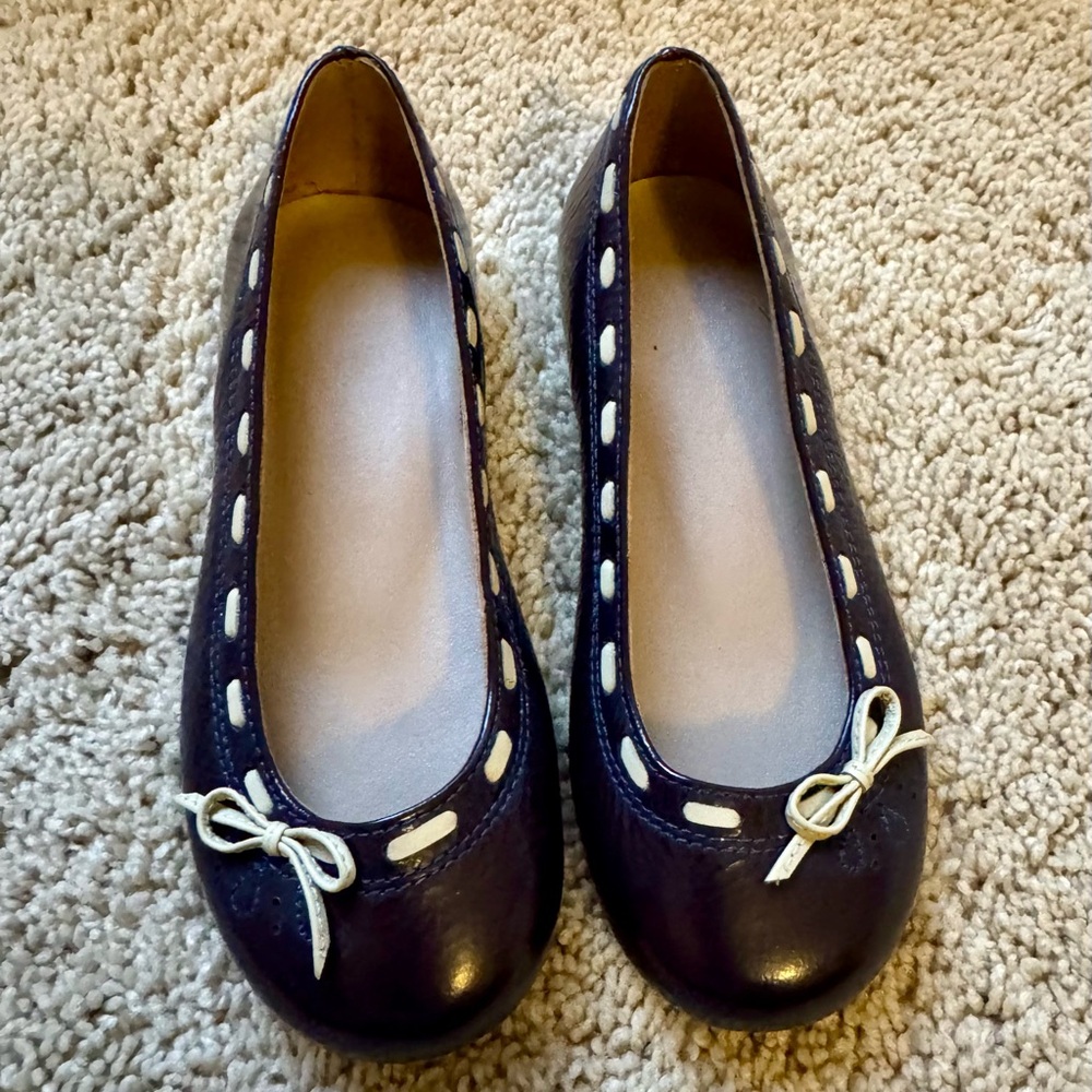 Girl size 11 fine leather dress shoe.